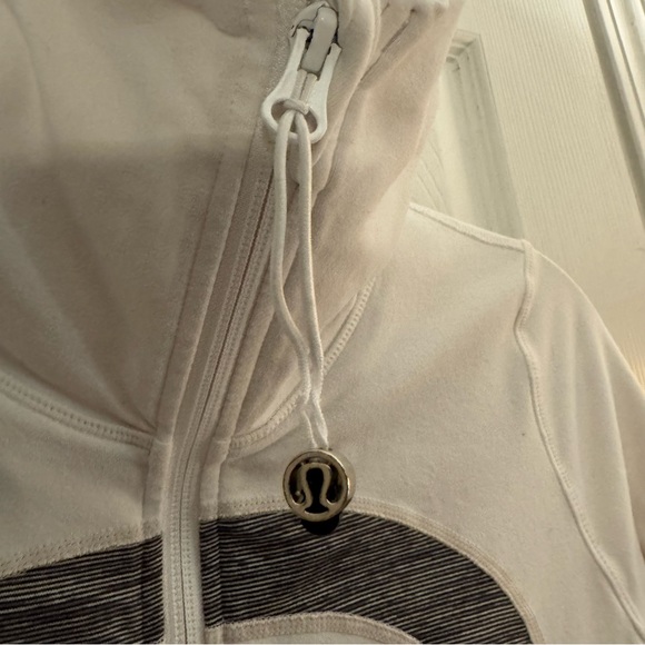 Lululemon jacket with black and white stripes Size 6 - Picture 6 of 6